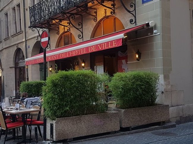 8. De L'Hotel De Ville (Crisser, Thụy Sĩ): Trong hơn 50 năm hoạt động, nhà hàng này chỉ phục vụ các món ăn truyền thống của Thụy Sỹ. Một món tại nhà hàng 3 sao Michelin này có giá khoảng 400 USD (9,3 triệu VND).
