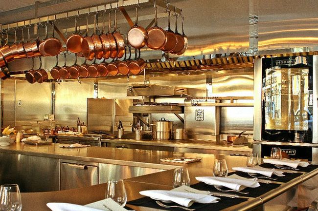 14. Chef's Table (Brooklyn Fare, New York): Nhà hàng này ở vị trí khá khó tìm giữa thành phố New York, nhưng một khi đến đó, bạn sẽ tìm thấy một nhà hàng thanh lịch, và được trải nghiệm đồ ăn trên khắp thế giới. Mỗi món ăn ở đây có giá khoảng 362 USD (8,5 triệu VND).
