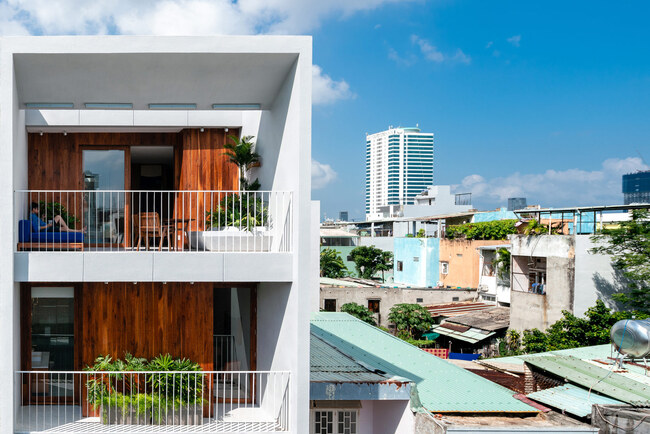 Ngôi nhà với tên Nắng được xây dựng trên mảnh đất rộng tới 500m2, nằm gần bờ biển của thành phố biển Đà Nẵng, cách bãi biển Mỹ Khê 500m.