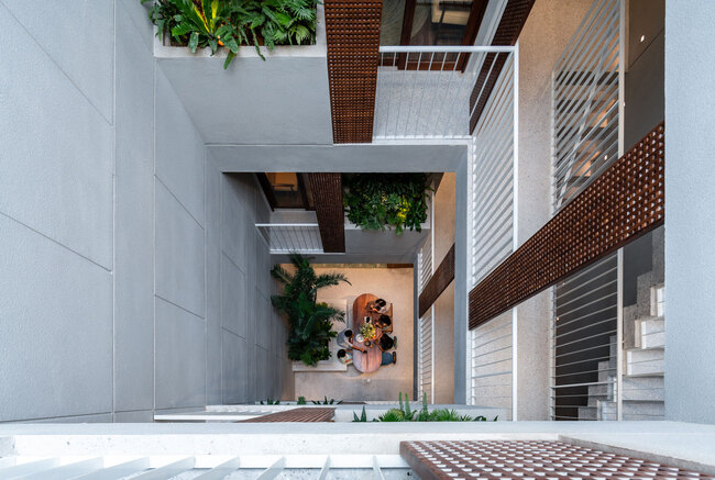 Tòa nhà 4 tầng được thiết kế để thỏa mãn hai yếu tố riêng biệt – không gian riêng tư và không gian chung dành cho tất cả mọi người.