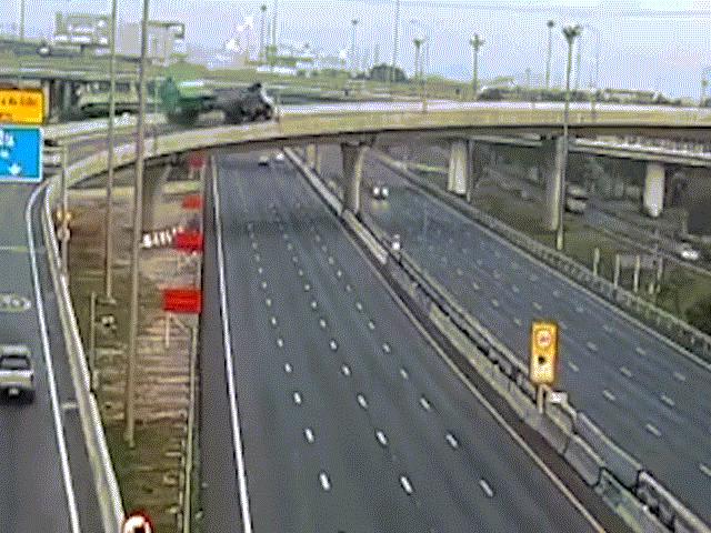 Phi thường - kỳ quặc - Xe container lao nhanh, bị lật rơi khỏi cầu vượt