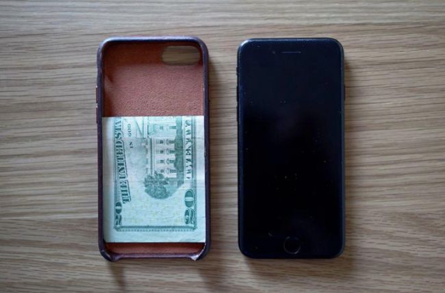 Giấu một ít tiền đằng sau vỏ điện thoại hoặc trong ngăn chứa pin phòng khi quên ví.
