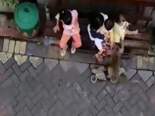 Phi thường - kỳ quặc - Khỉ phi xe đến bên bé gái, túm váy kéo lê xềnh xệch trên đường phố