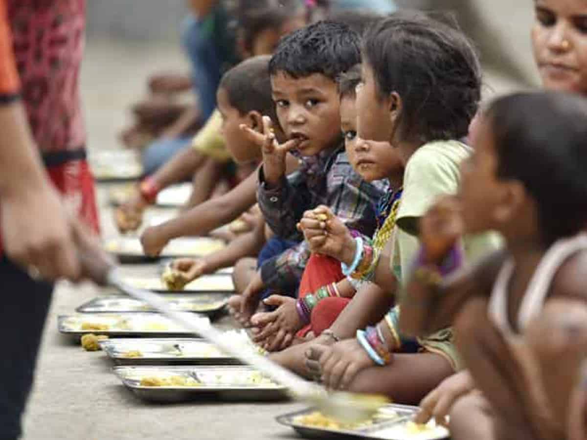 Hai anh em đã cung cấp bữa ăn miền phí cho hàng ngàn trẻ em nghèo (nguồn: Siasat)