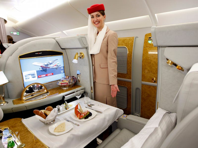 Nghề tiếp viên hàng không của Emirates nhận được mức lương cao và các ưu đãi lơn nhưng không phải ai cũng đủ khả năng đảm nhận (Nguồn: Insider)