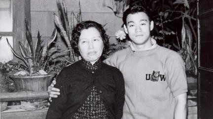 Lý Tiểu Long chụp cùng thân mẫu - bà Hà Ái Du