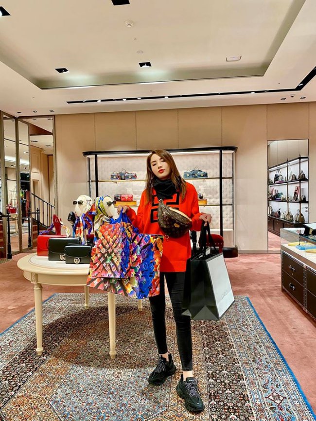 Người đẹp &#34;nghiện&#34; shopping, mua sắm chẳng tiếc tay với những món hàng hiệu đắt đỏ.