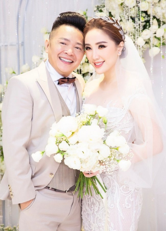 Bảo Thy và bạn trai doanh nhân Phan Lĩnh cũng kết hôn vào tháng 11/2019. Ông xã của Bảo Thy là một đại gia, doanh nhân nức tiếng ở Hà Tĩnh và có quan hệ làm ăn lâu năm với gia đình “công chúa bong bóng”.