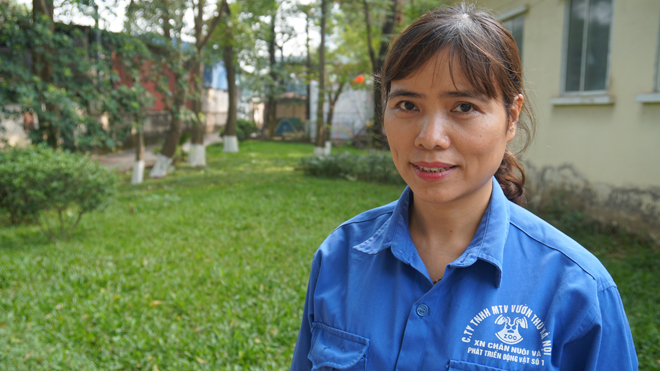Chị Trần Thị Ngọc, 45 tuổi, ở phố Ngọc Hà, quận Ba Đình, Hà Nội là một trong số những công nhân được giao trọng trách chăm sóc những loài thú dữ.