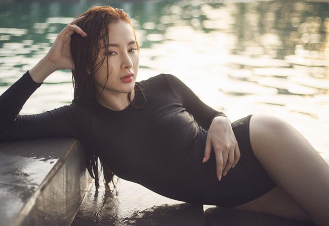 Trong bộ bikini có phần kín đáo, Angela Phương Trinh tự làm cho mình trở nên sexy hơn với trang phục ướt sũng, hằn nội y.