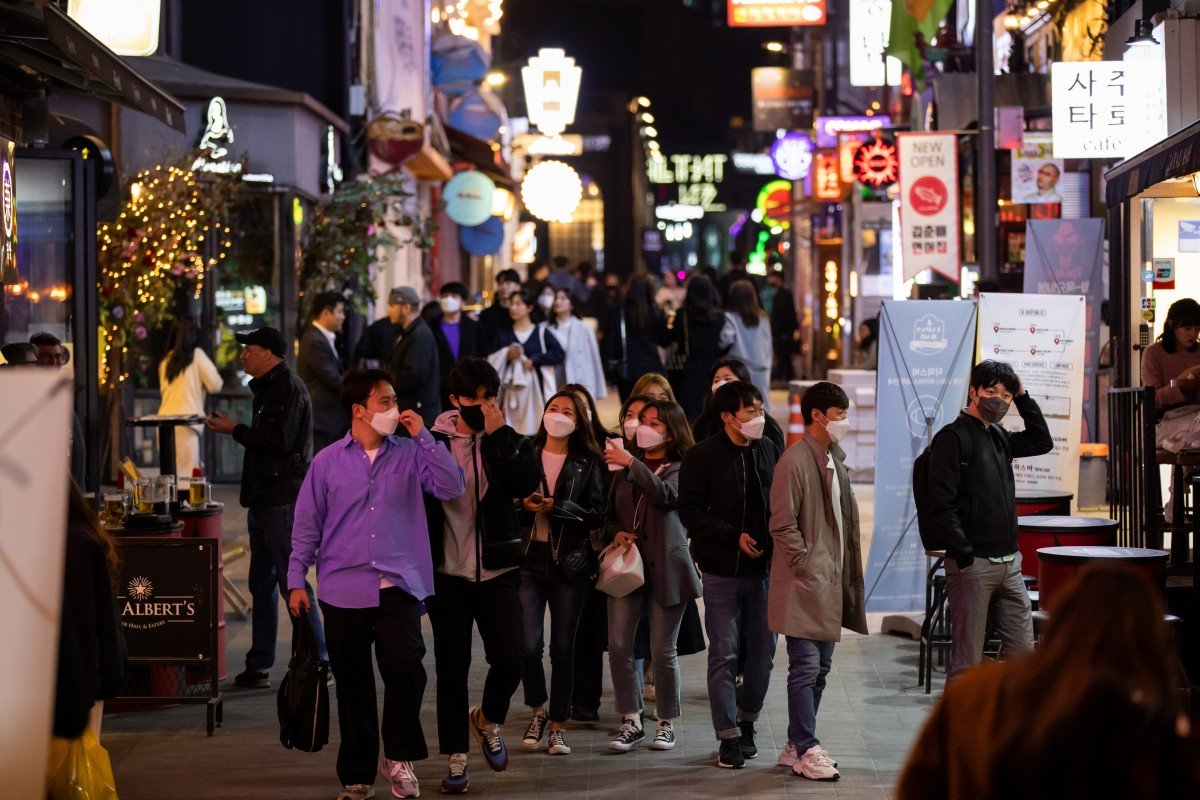 Người Hàn Quốc đeo khẩu trang tại khu khố Itaewon ở thủ đô Seoul.