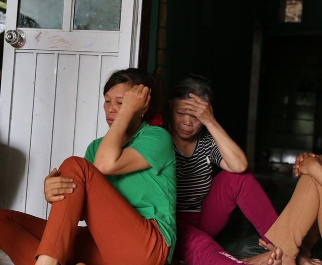 Bà Phương (áo xanh, mẹ chồng chị H) đau đớn khi mất đi 4 người thân