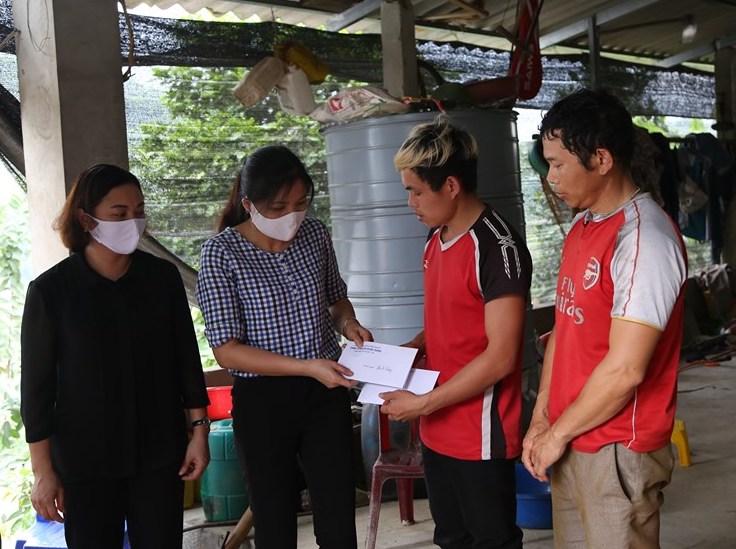 Cơ quan đoàn thể đến thăm hỏi gia đình nạn nhân.