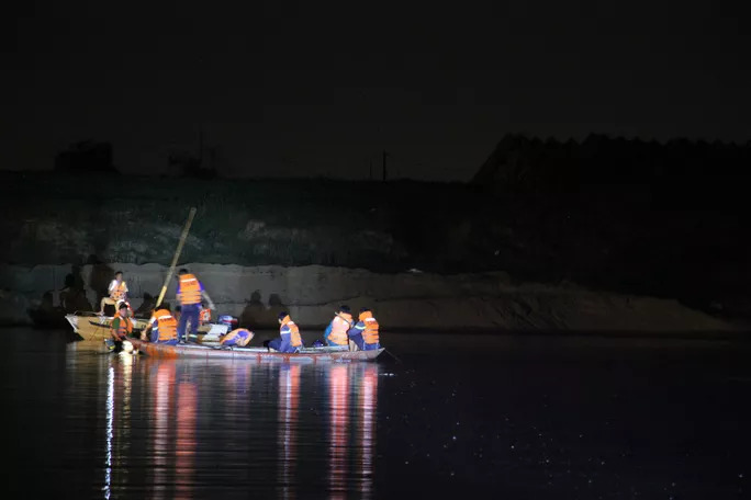 NÓNG: Lật thuyền trên sông Thu Bồn, 5 người đang mất tích - 1