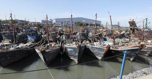 Các tàu cá Trung Quốc bị Hàn Quốc bắt giữ với cáo buộc xâm nhập vùng đặc quyền kinh tế.