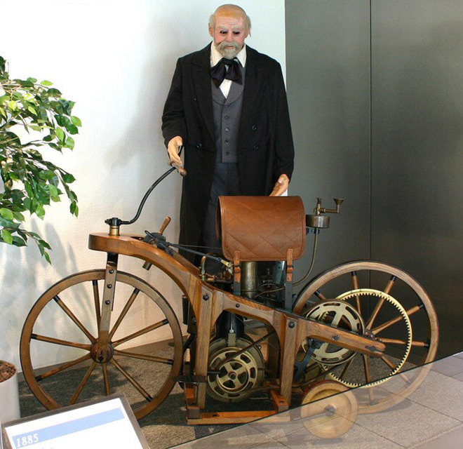Tượng Daimler Reitwagen cùng chiếc xe máy bản sao được chế tạo năm 1885