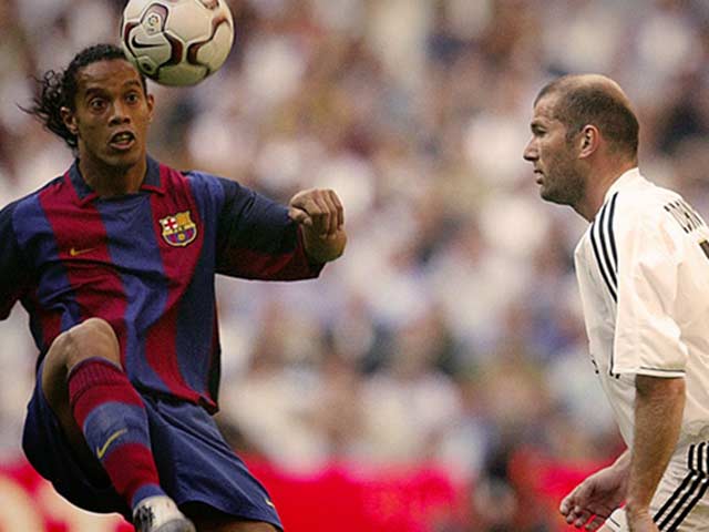 Zidane, Ronaldinho vẽ “siêu phẩm hụt” khiến triệu fan ôm đầu tiếc nuối