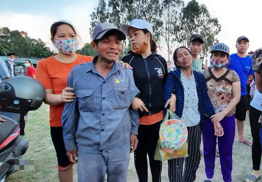 Những ông bố, bà mẹ đau đớn, bàng hoàng khi nghe tin về vụ lật thuyền