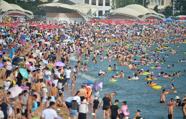 Dân số của Trung Quốc rất lớn, và đây là cảnh tượng phổ biến tại mọi khu nghỉ mát khi hè tới.
