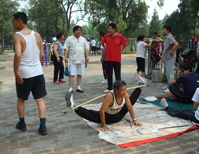 Các bài tập thể dục ngoài trời giúp người dân Trung Quốc giữ được phong độ và sức khỏe tốt.
