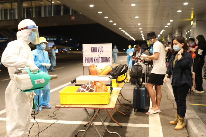 Chuyến bay thẳng đầu tiên từ Mỹ hạ cánh xuống Vân Đồn đưa 343 người Việt về nước - 27