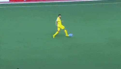 Những pha xử lý ngớ ngẩn khiến đồng đội "ói máu" của các thủ môn - 5