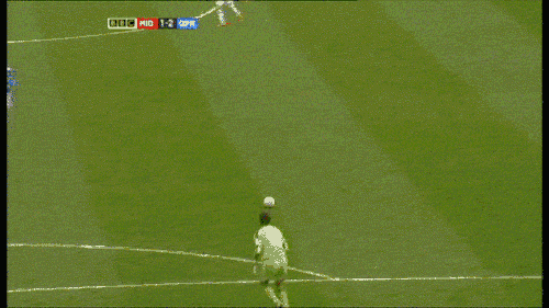 Những pha xử lý ngớ ngẩn khiến đồng đội "ói máu" của các thủ môn - 7