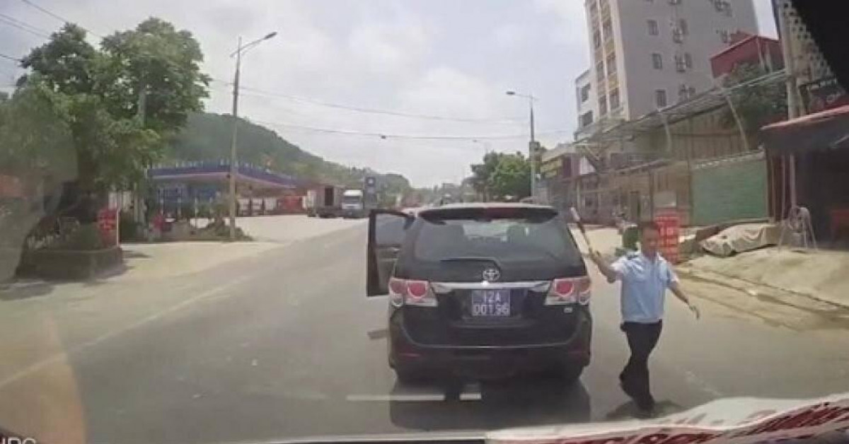 Tin tức trong ngày - Thông tin thêm vụ xe biển xanh Hải quan Lạng Sơn chặn xe khách giữa QL1A