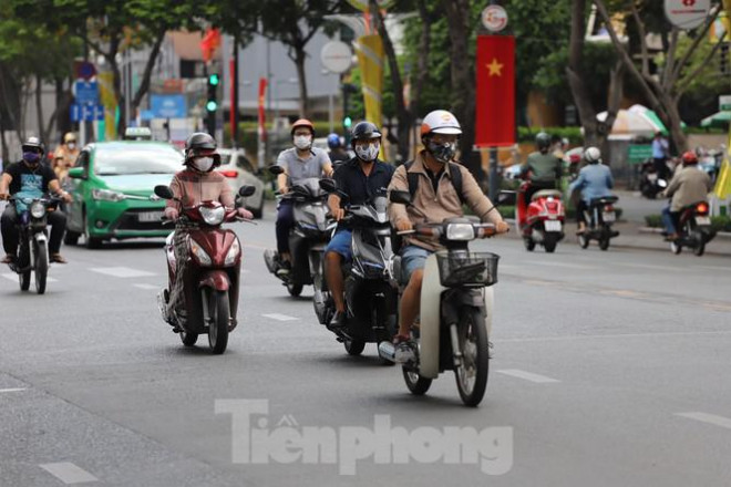 Tháng 5/2020 là thời điểm chuyển mùa khiến thời tiết ở TP.HCM luôn oi bức. Người dân xuống đường từ sáng sớm nhưng vẫn có cảm giác nóng nực