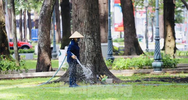 Người Sài Gòn ra phố che chắn kín mít chống chọi với nắng gắt tháng 5 - 7