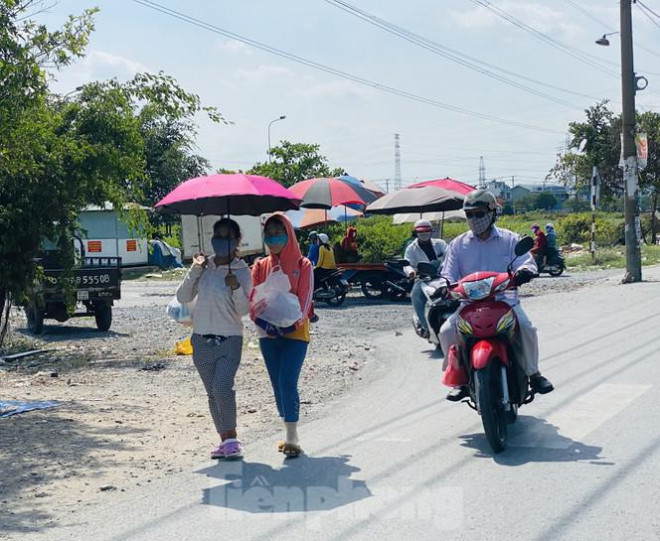 Người Sài Gòn ra phố che chắn kín mít chống chọi với nắng gắt tháng 5 - 13