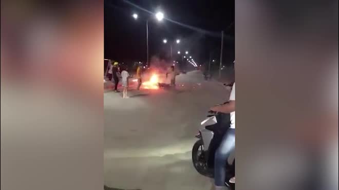 Clip: Hy hữu đèn gió rơi từ không trung khiến xe máy thành ngọn đuốc