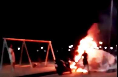 Clip: Hy hữu đèn gió rơi từ không trung khiến xe máy thành ngọn đuốc - 1