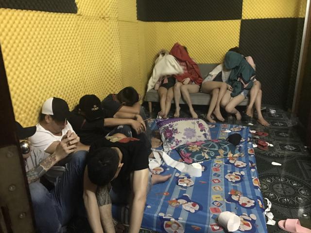 Pháp luật - Hơn 60 nam, nữ thuê khách sạn mở tiệc "thác loạn"