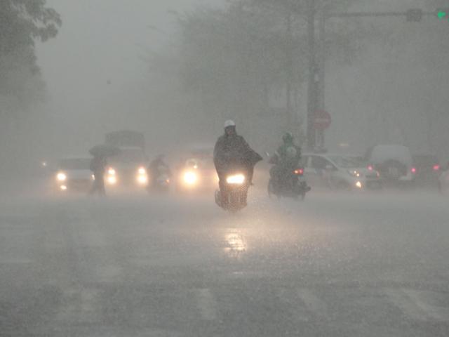 Tin tức trong ngày - Không khí lạnh tràn về, miền Bắc chuyển mưa dông, xua tan nắng nóng