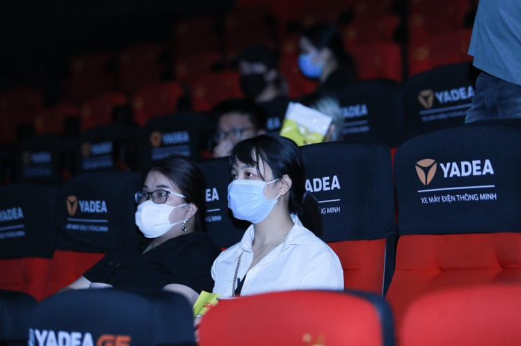 Bi hài chuyện đi xem phim mùa dịch: Đeo khẩu trang suốt 2 tiếng đồng hồ trong rạp - 4