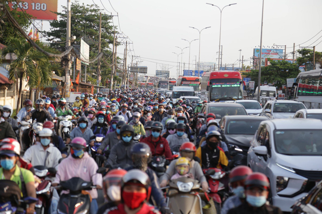 Theo chuyên gia, việc bật đèn xe máy vào ban ngày ở Việt Nam là không phù hợp.