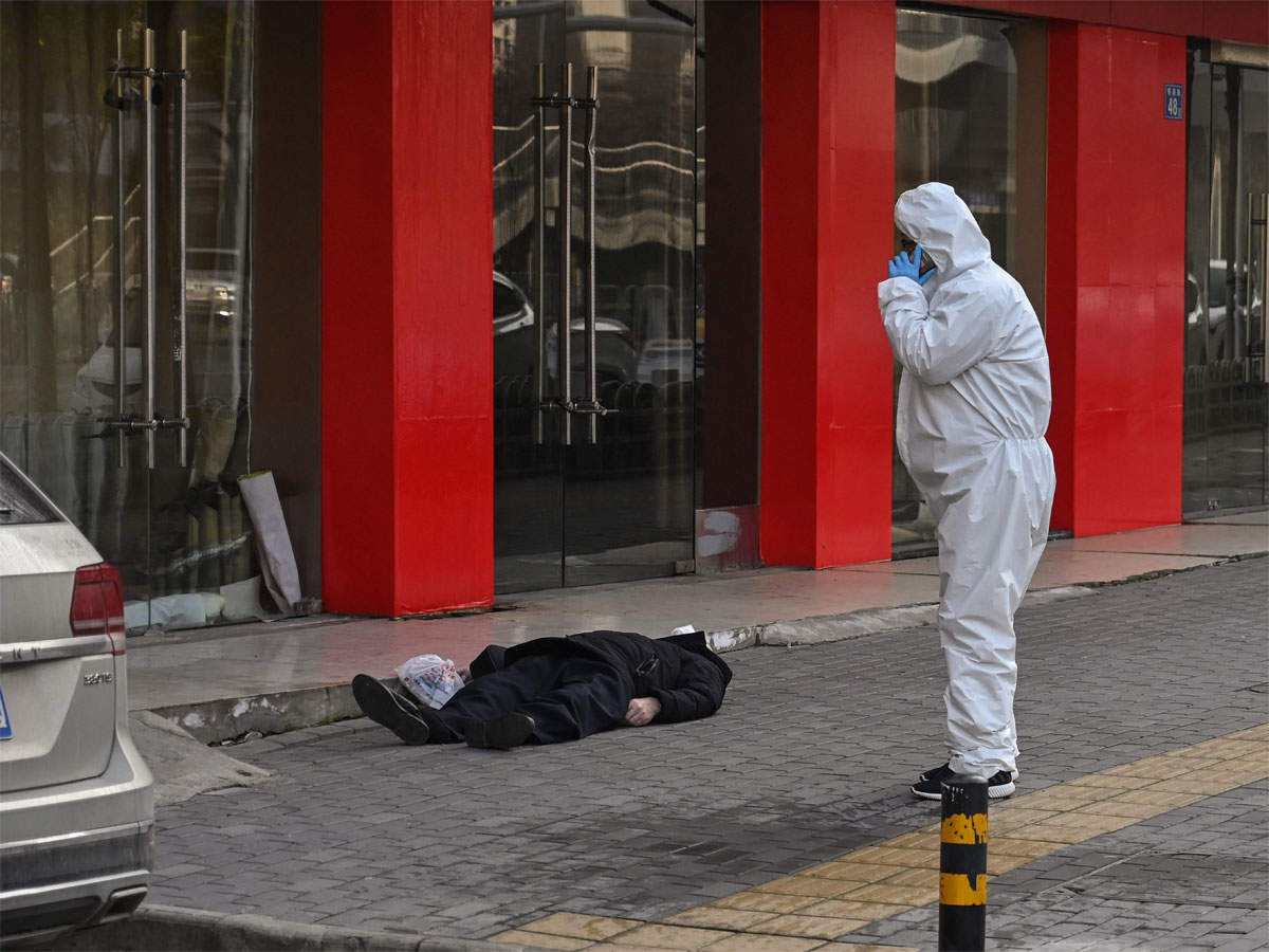 Một người ngất xỉu trên đường phố Vũ Hán trong khi dịch bệnh đang bùng phát hồi cuối tháng 1 (ảnh: SCMP)