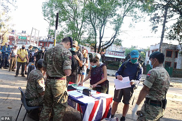Các công dân Anh mắc kẹt ở Nepal được các chiến binh Gurkha giải cứu.