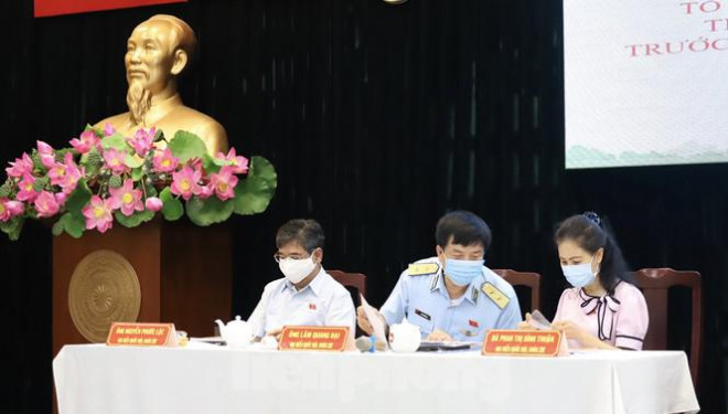 Đại biểu Quốc hội tiếp xúc cử tri quận Bình Tân sáng 11/5. Ảnh: Văn Minh
