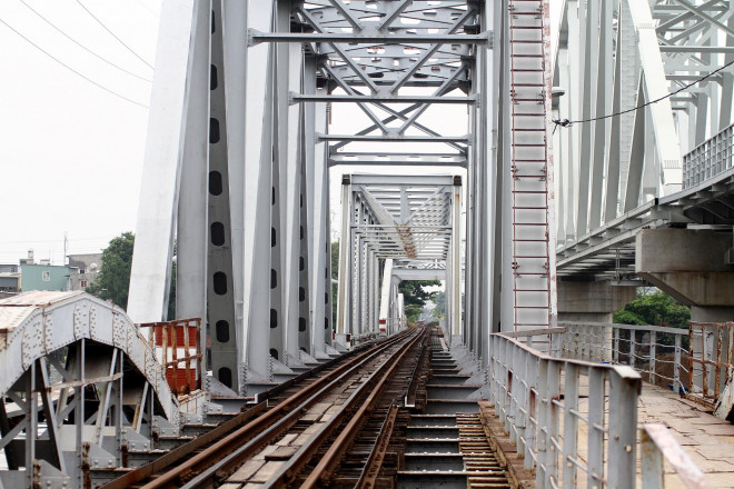 Cầu sắt Bình Lợi bắc qua sông Sài Gòn (nối giữa 2 quận Thủ Đức và Bình Thạnh, TP HCM), hiện đã 118 năm tuổi, đang bắt đầu được tháo dỡ sau khi cầu mới đưa vào khai thác hồi tháng 9 năm ngoái.