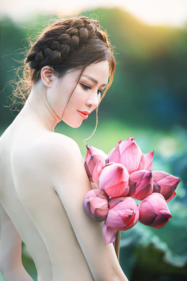 Mới đây trên trang cá nhân, con dâu tỷ phú Hoàng Kiều - cựu người mẫu Đào Lan Phương đã chia sẻ loạt ảnh diện áo yếm bên hồ sen vô cùng quyến rũ.
