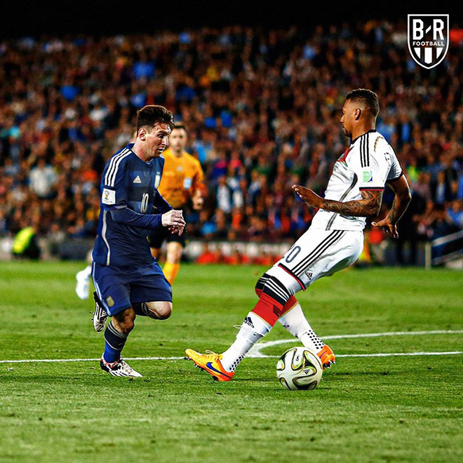 Messi hạ gục Boateng giúp Argentina đánh bại Đức trong trận chung kết World Cup.