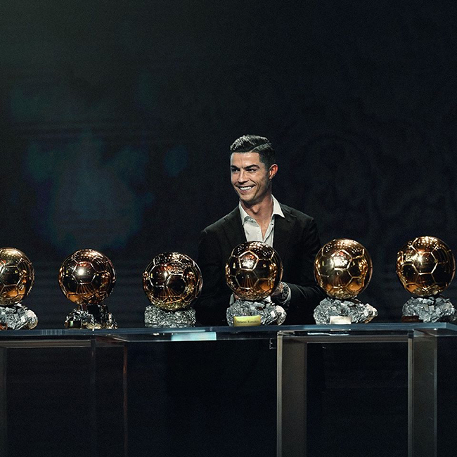 Ronaldo cùng 6 quả bóng vàng trong sự nghiệp.
