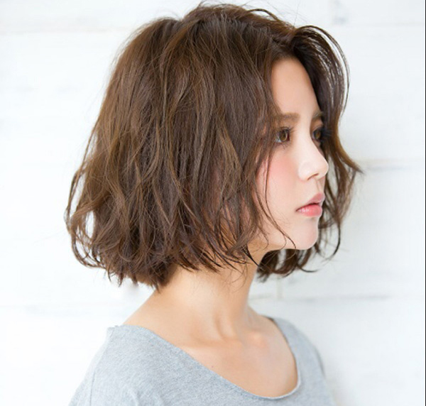 Nếu bạn đang tìm kiếm một kiểu tóc mới và đẹp cho mình, kiểu tóc ngắn Hàn Quốc là một lựa chọn tuyệt vời. Với đường nét sắc sảo, hài hòa, kiểu tóc này sẽ giúp bạn trông trẻ trung, hiện đại và đầy tự tin. Hãy xem hình ảnh liên quan để khám phá thêm nhiều cách phối kiểu tóc ngắn Hàn Quốc khác nhau nhé.