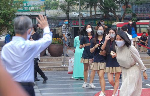 Giáo viên một trường THCS tại TP Hà Nội chào đón học sinh trở lại trường Ảnh: NGÔ NHUNG