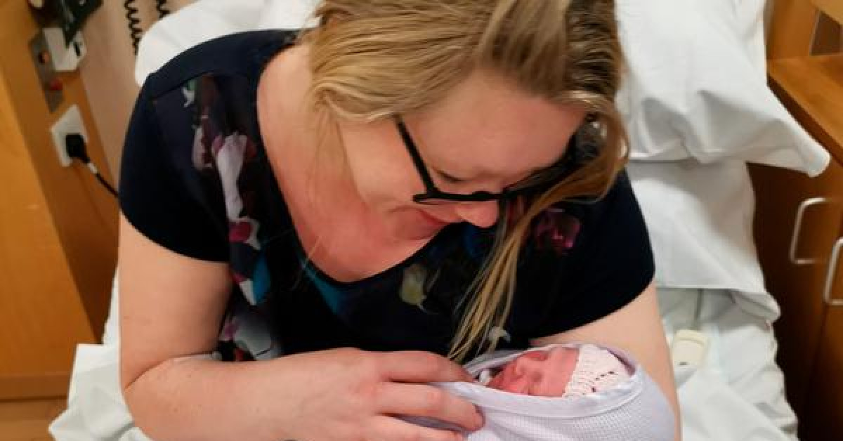 Không biết mình mang thai, nữ y tá Anh bất ngờ sinh con sau 12 tiếng làm việc - 1