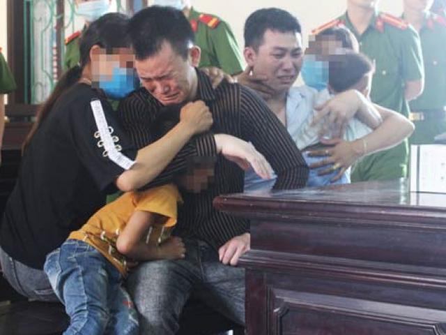 Pháp luật - Làm chuyện "động trời", hai thanh niên bật khóc ôm vợ con khi bị tuyên án tử