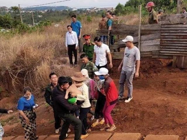 Tin tức trong ngày - Giải cứu hai cháu bé bị bố mẹ tâm thần nhốt trong nhà không cho đi học