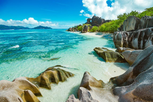 Seychelles: Quần đảo ở Ấn Độ Dương nổi tiếng với những kỳ quan thiên nhiên hoang sơ nhất thế giới, với hơn 50% diện tích được dành cho các khu bảo tồn thiên nhiên. Tới đây, du khách có thể chiêm ngưỡng những cộng đồng chim biển đông đúc.
